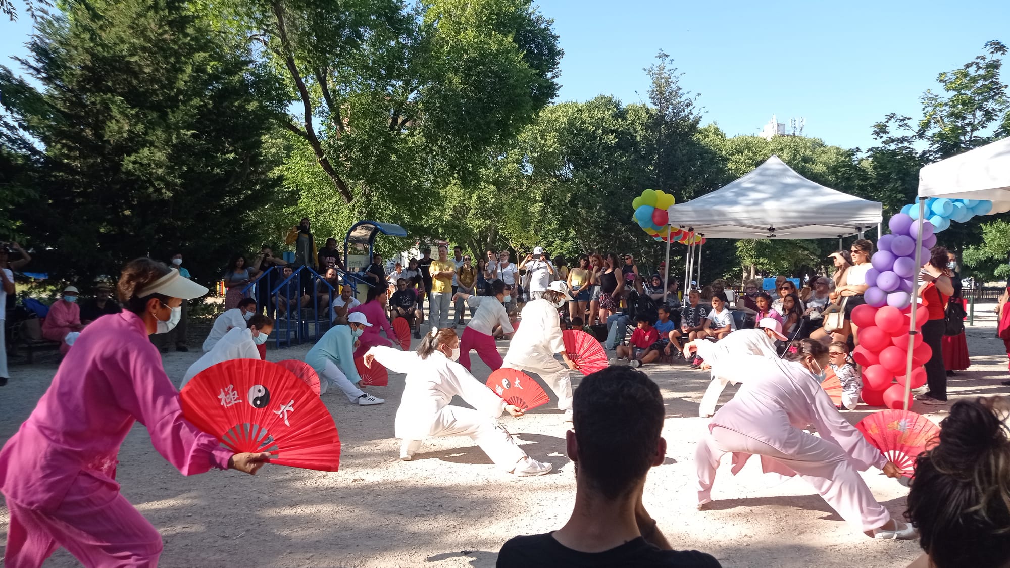 Un grupo de baile popular en un evento público