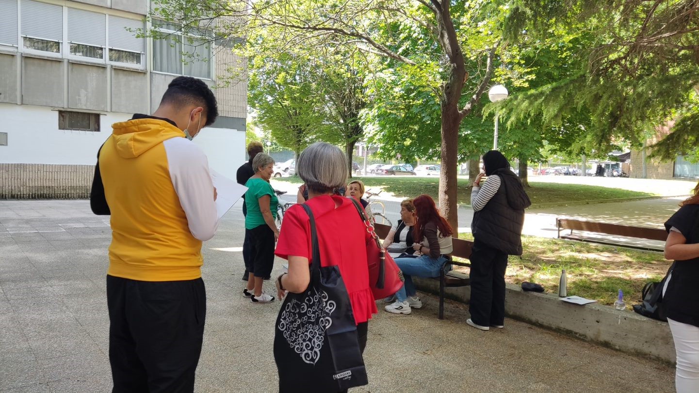 Un grupo de gente hablando en un parque