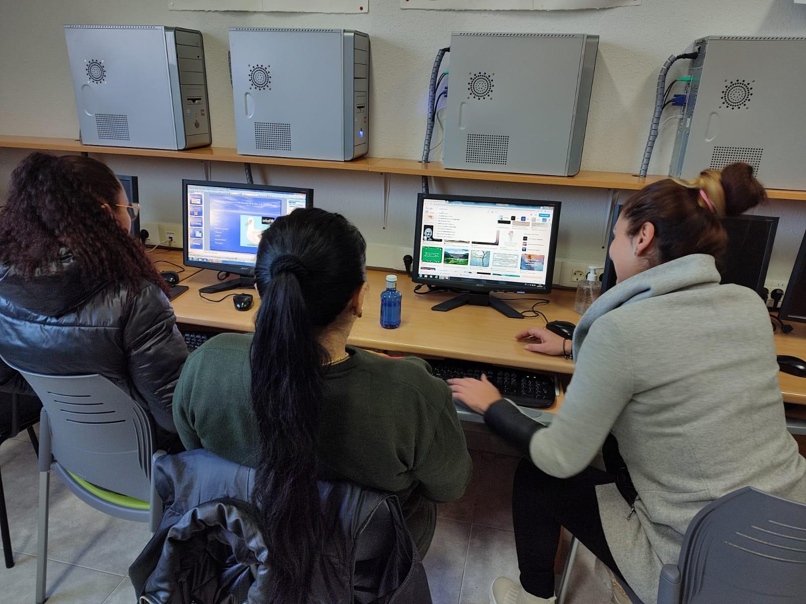 Tres personas trabajando con ordenadores