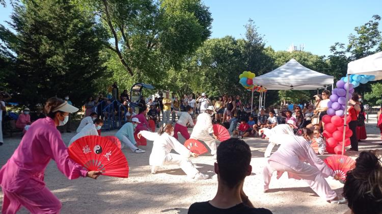 Un grupo de baile popular en un evento público