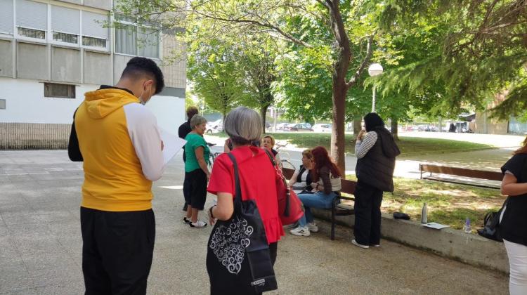 Un grupo de gente hablando en un parque