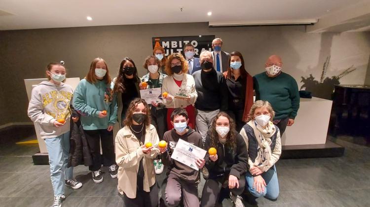 El grupo del proyecto Moments posando con el premio y los diplomas