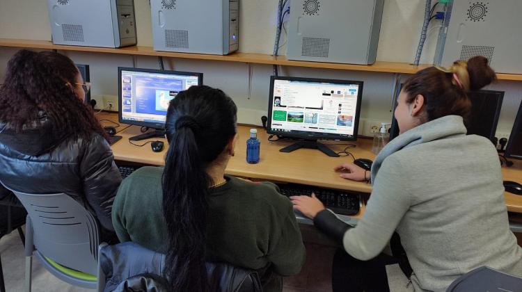 Tres personas trabajando con ordenadores