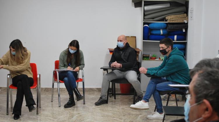 Un grupo de personas sentadas en sillas formando un círculo